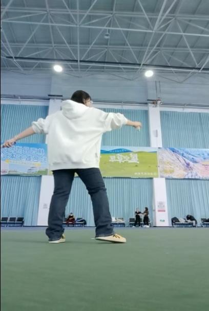 图片包含 运动, 体育, 建筑, 室内AI 生成的内容可能不正确。