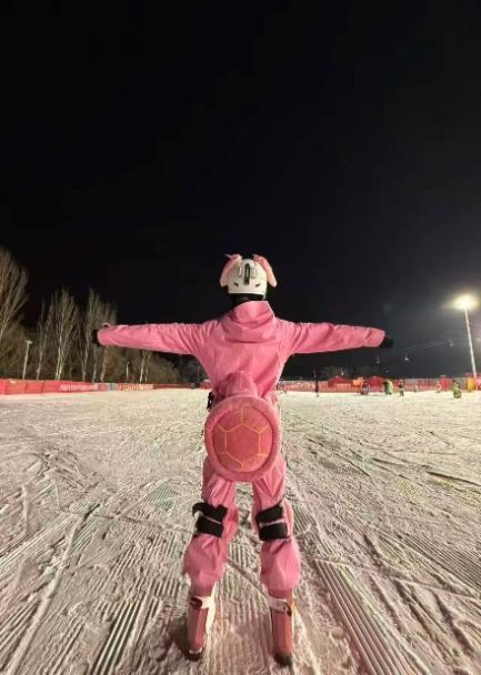 穿着粉色衣服的人在草地上AI 生成的内容可能不正确。