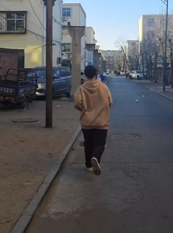 小孩在街道上走AI 生成的内容可能不正确。