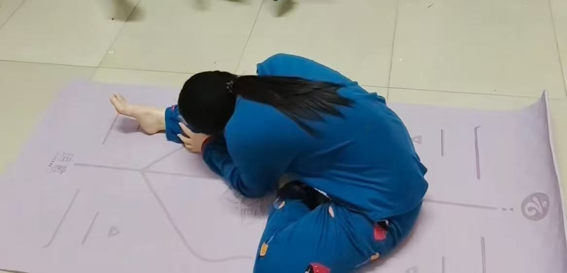 图片包含 男人, 年轻, 冰箱, 蓝色AI 生成的内容可能不正确。