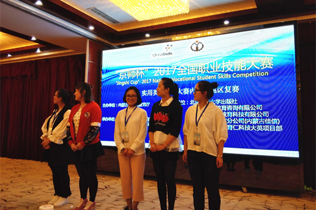 图2学生温贻然领奖.jpg